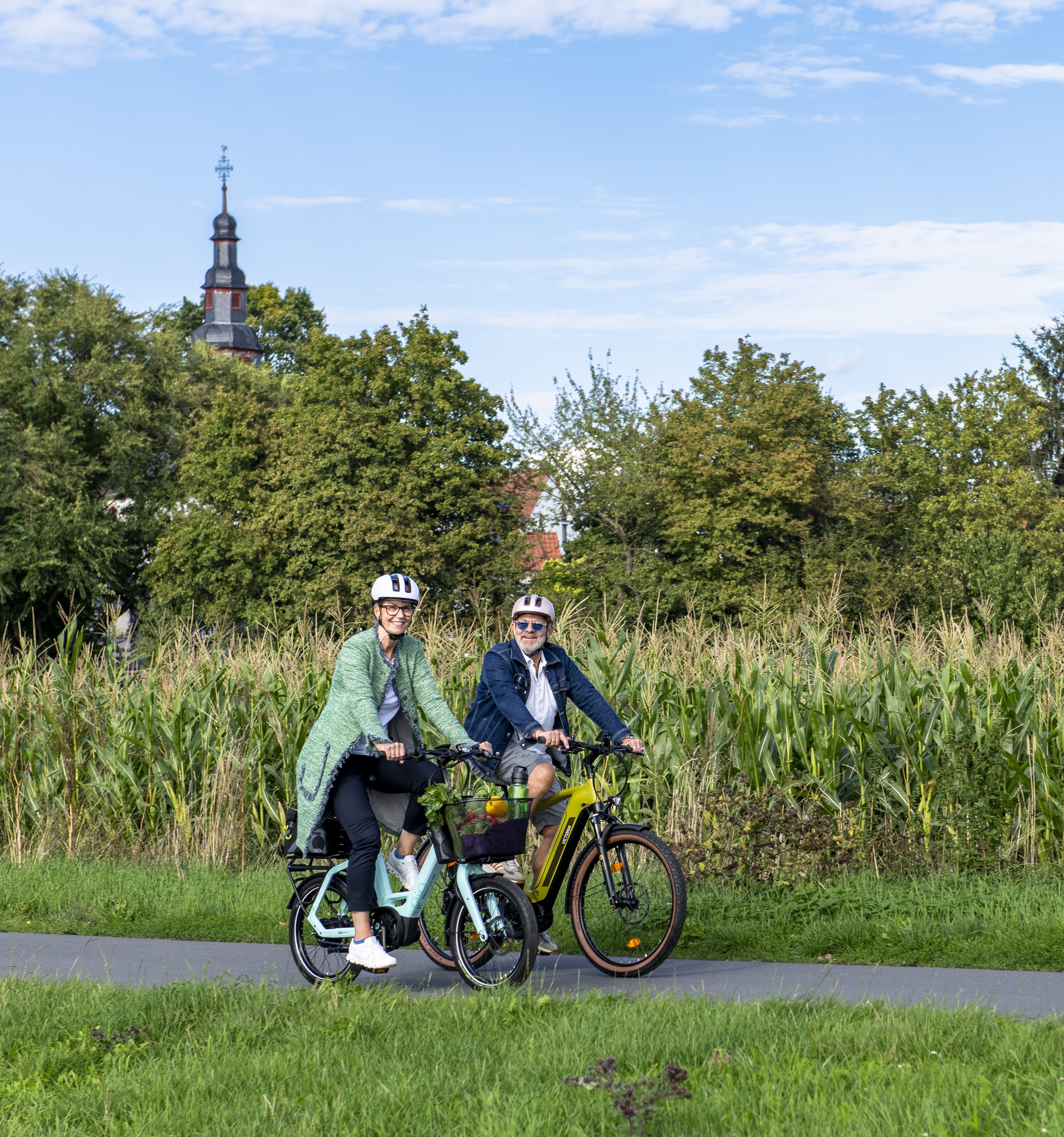 Zwei Radfahrer im Grünen