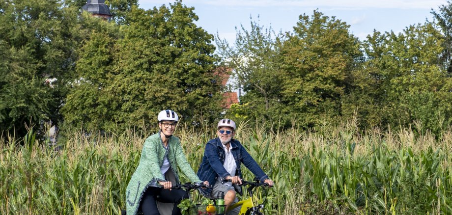 Zwei Radfahrer im Grünen
