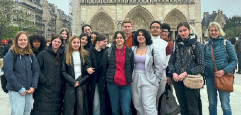 Die Schülerinnen und Schüler besuchten in Paris auch die Kirche Notre Dame 
