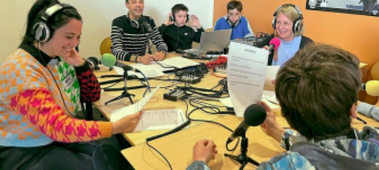 Uta Stoll-Ludwig (r.) und Aylin Koçak (l.) auf Sendung beim Schulradio des Collège in Amilly.