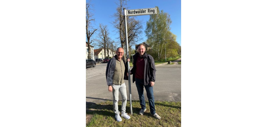 Oliver Hordt und Robert-Walter Wildgrube am Straßenschild "Nordwalder Ring" Oliver Hordt und Robert-Walter Wildgrube am Straßenschild "Nordwalder Ring"