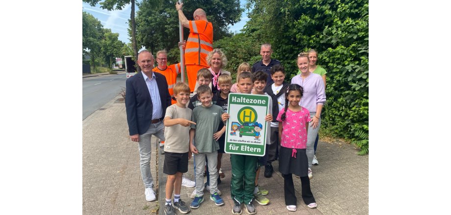 Gruppenbild vor dem Schild Gruppenbild vor dem Schild