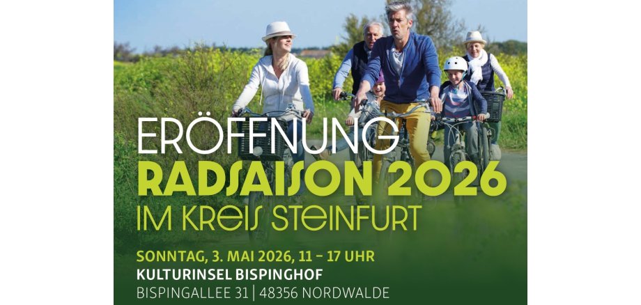 Familie fährt mit Rädern durch eine Landschaft Familie fährt mit Rädern durch eine Landschaft