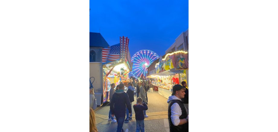 Blick auf beleuchtete Stände