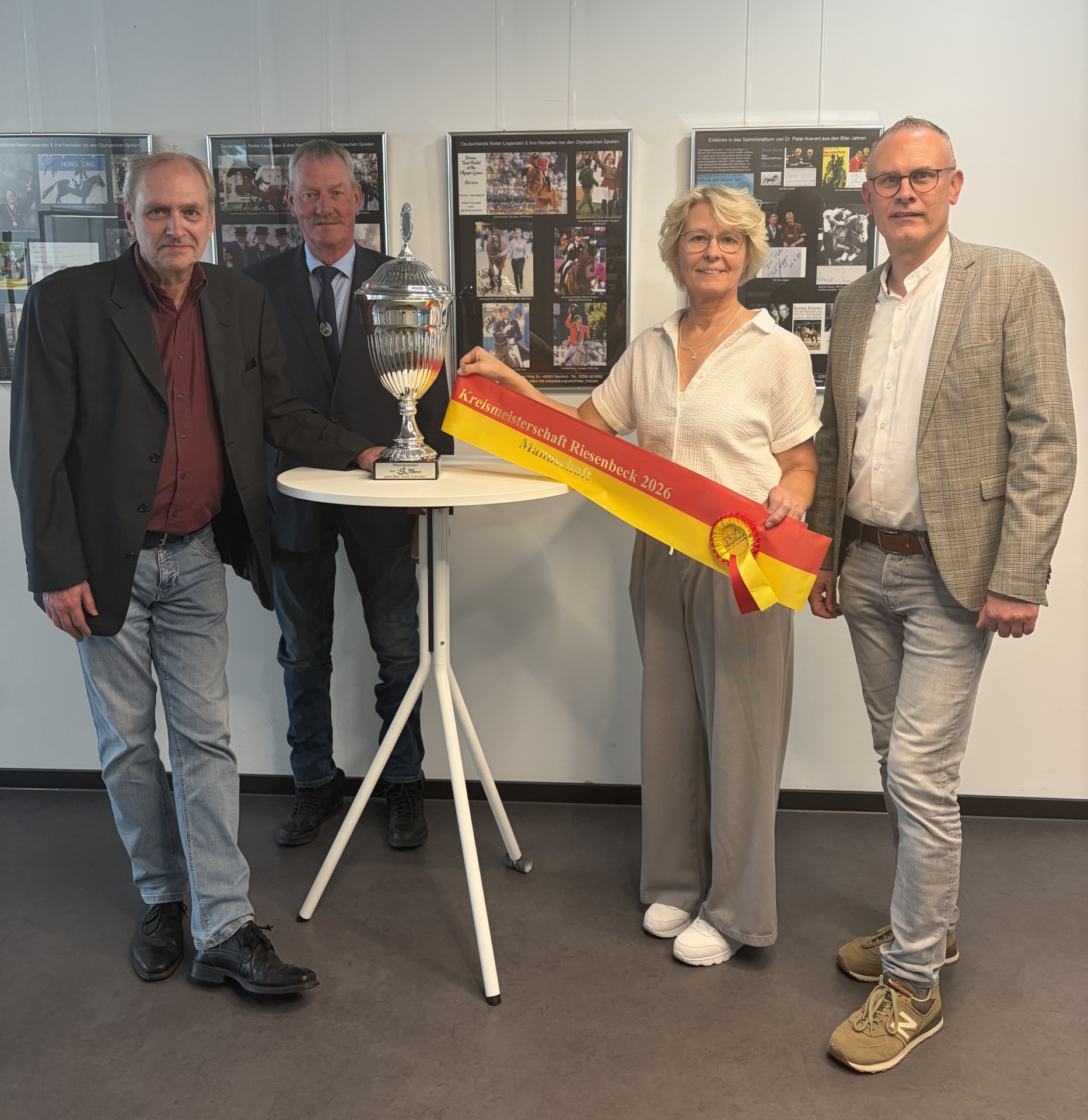 Bürgermeister eröffnet die Ausstellung vor den Bildern mit Dr. Krevert und den Vorsitzenden des RV