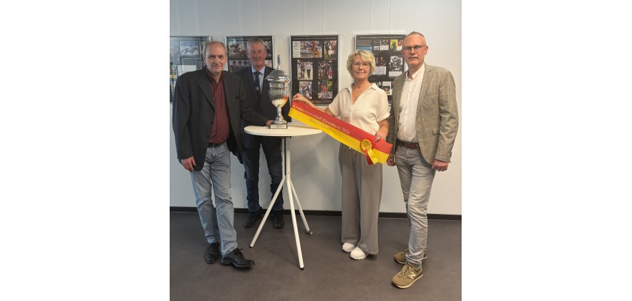 Bürgermeister eröffnet die Ausstellung vor den Bildern mit Dr. Krevert und den Vorsitzenden des RV Bürgermeister eröffnet die Ausstellung vor den Bildern mit Dr. Krevert und den Vorsitzenden des RV