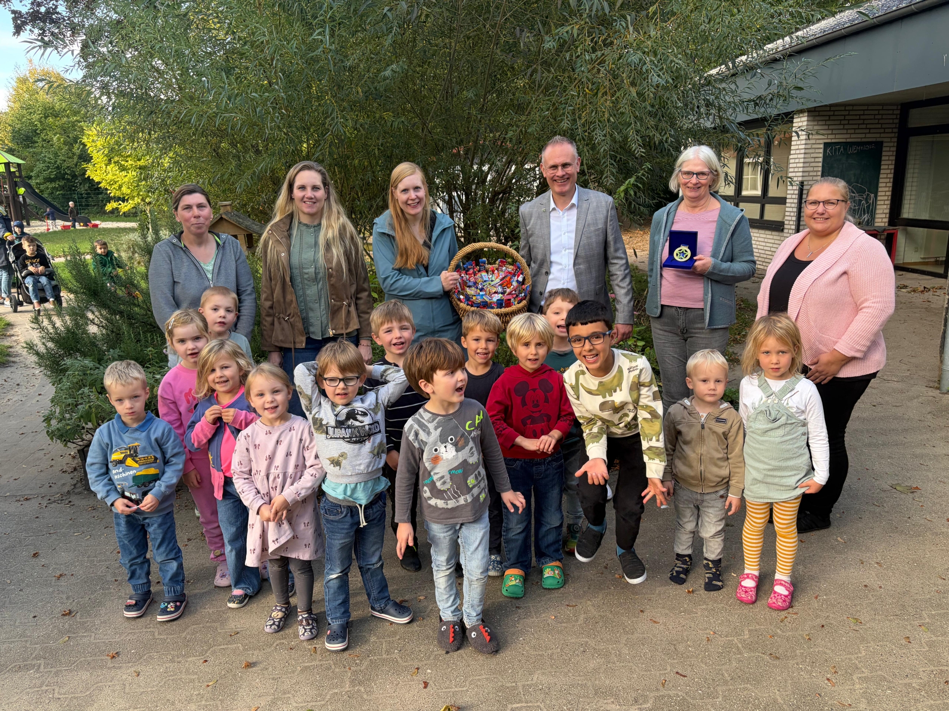Alle Teilnehmenden im Garten zu einem Gruppenfoto