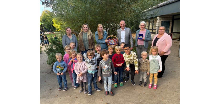 Alle Teilnehmenden im Garten zu einem Gruppenfoto