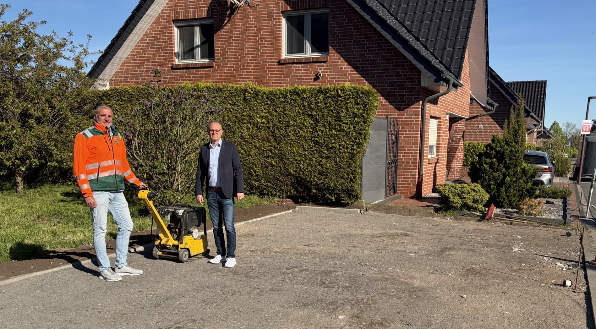 Bürgermeister und Leiter Bauhof stehen auf der neuen Fläche