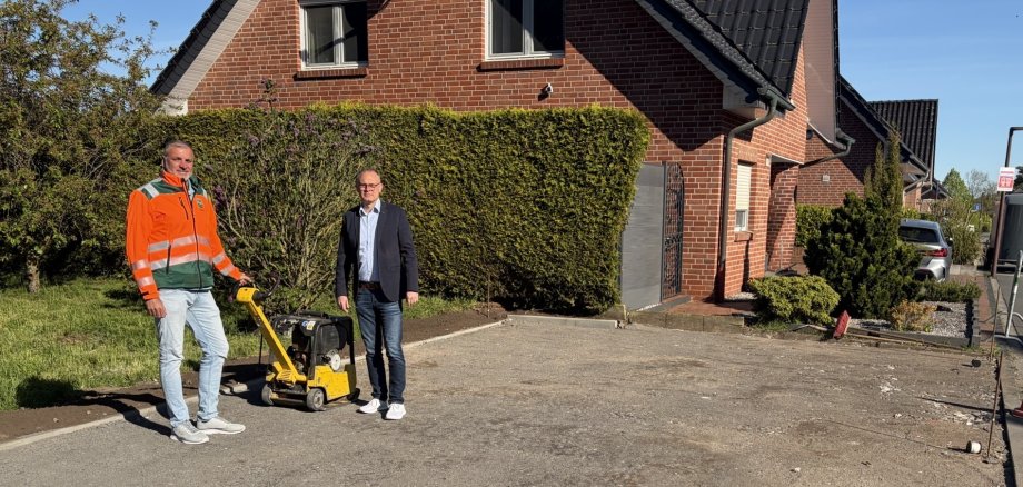 Bürgermeister und Leiter Bauhof stehen auf der neuen Fläche