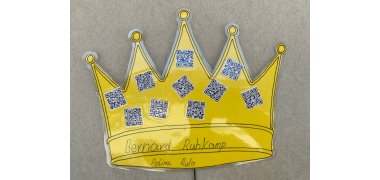 Selbst gebastelte Krone mit QR-Codes