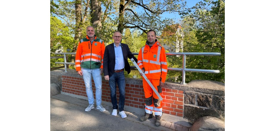 Bürgermeister und Mitarbeiter abgebildet auf der Brücke Bürgermeister und Mitarbeiter abgebildet auf der Brücke