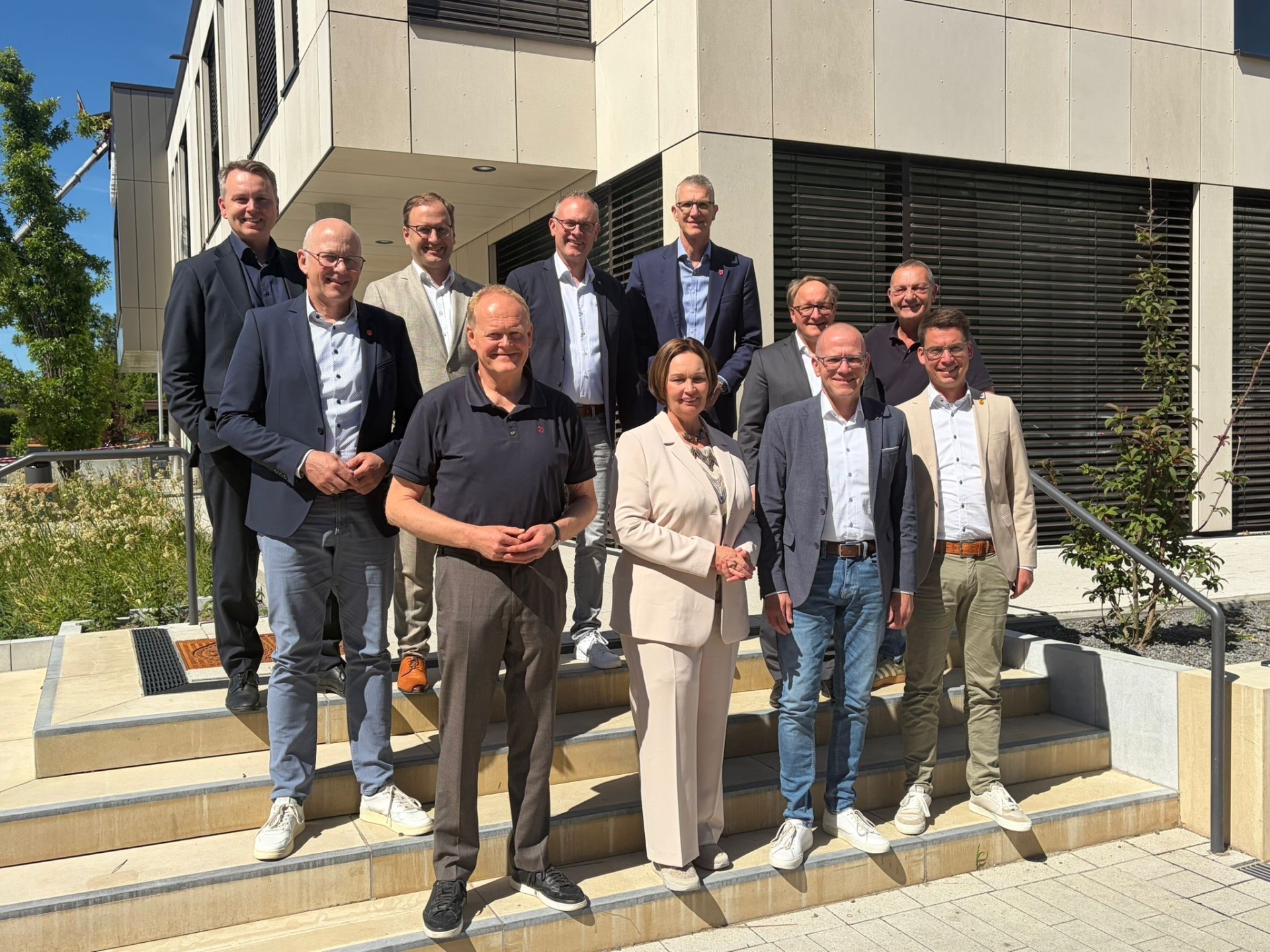 Gruppenbild vor dem Bürgerzentrum