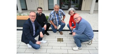 Gründungsmitglieder der Geschichtswerkstatt kniend vor den Stolpersteinen Gründungsmitglieder der Geschichtswerkstatt kniend vor den Stolpersteinen
