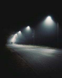 Dunkle Straße beleuchtet von Straßenlaternen