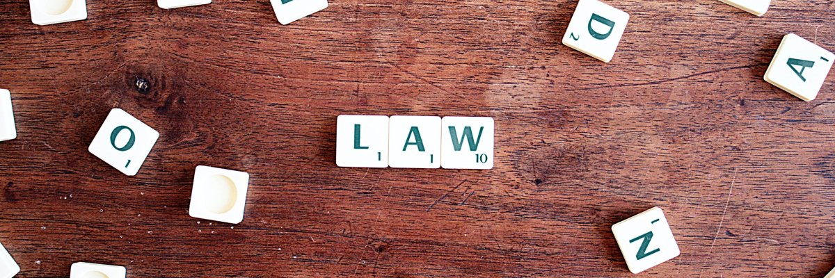 Buchstabenplättchen zeigen das Wort "Law"