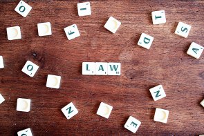 Buchstabenplättchen zeigen das Wort "Law"