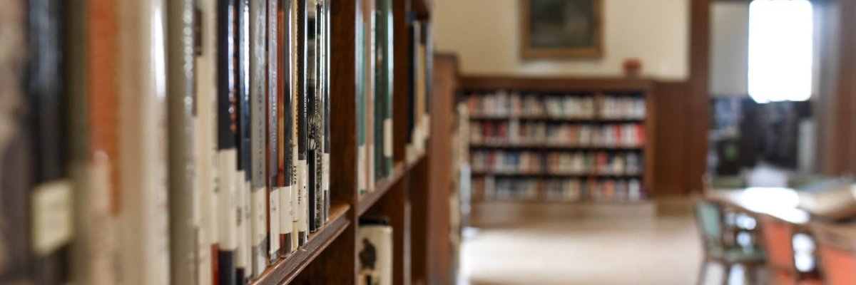 Bücherregal in einer Bibliothek