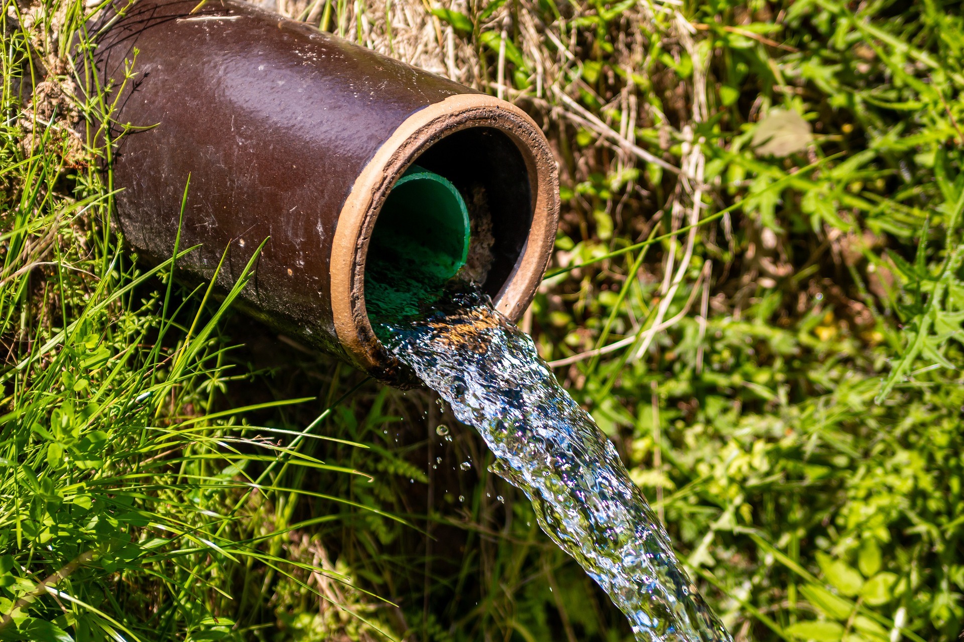 Ein Wasserrohr aus dem Wasser austritt