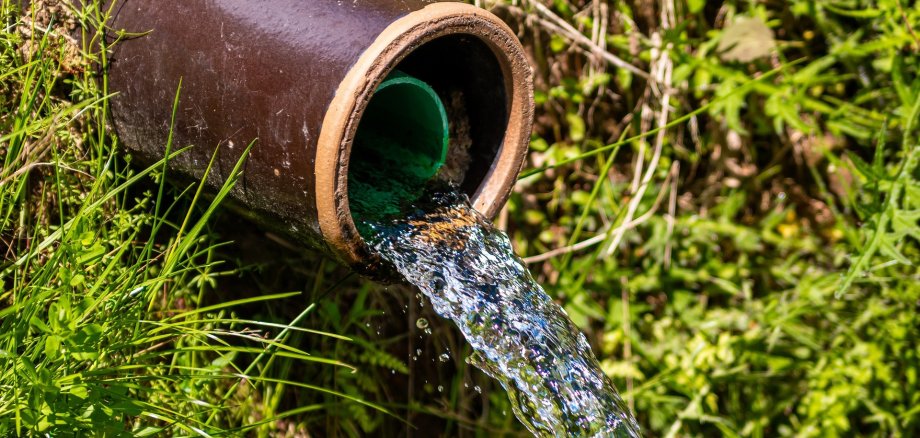 Ein Wasserrohr aus dem Wasser austritt