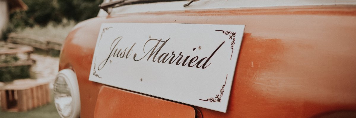 Ein Auto, auf dem ein Schild mit der Aufschrift "Just married" angebracht ist