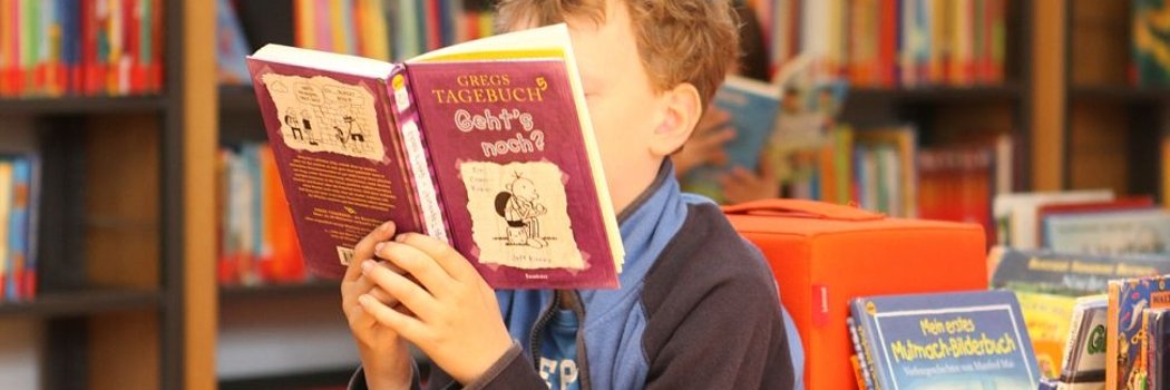 Ein Kind liest ein Buch Ein Kind liest ein Buch