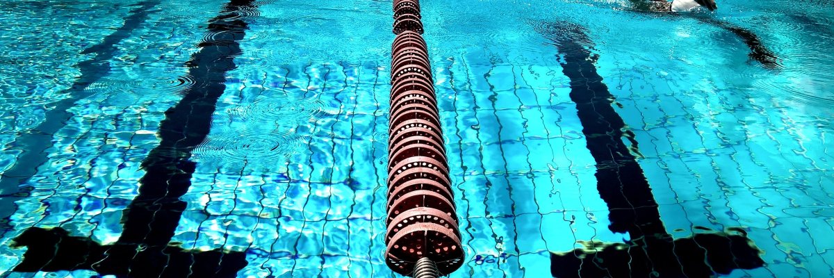 Ein Schwimmbecken Ein Schwimmbecken