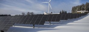 Solarzellen vor einem Windrad Solarzellen vor einem Windrad